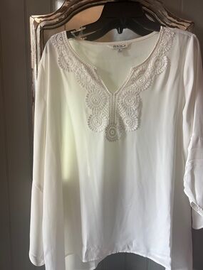 The Pioneer Woman White Embroidered V-Neck Peasant Blouse